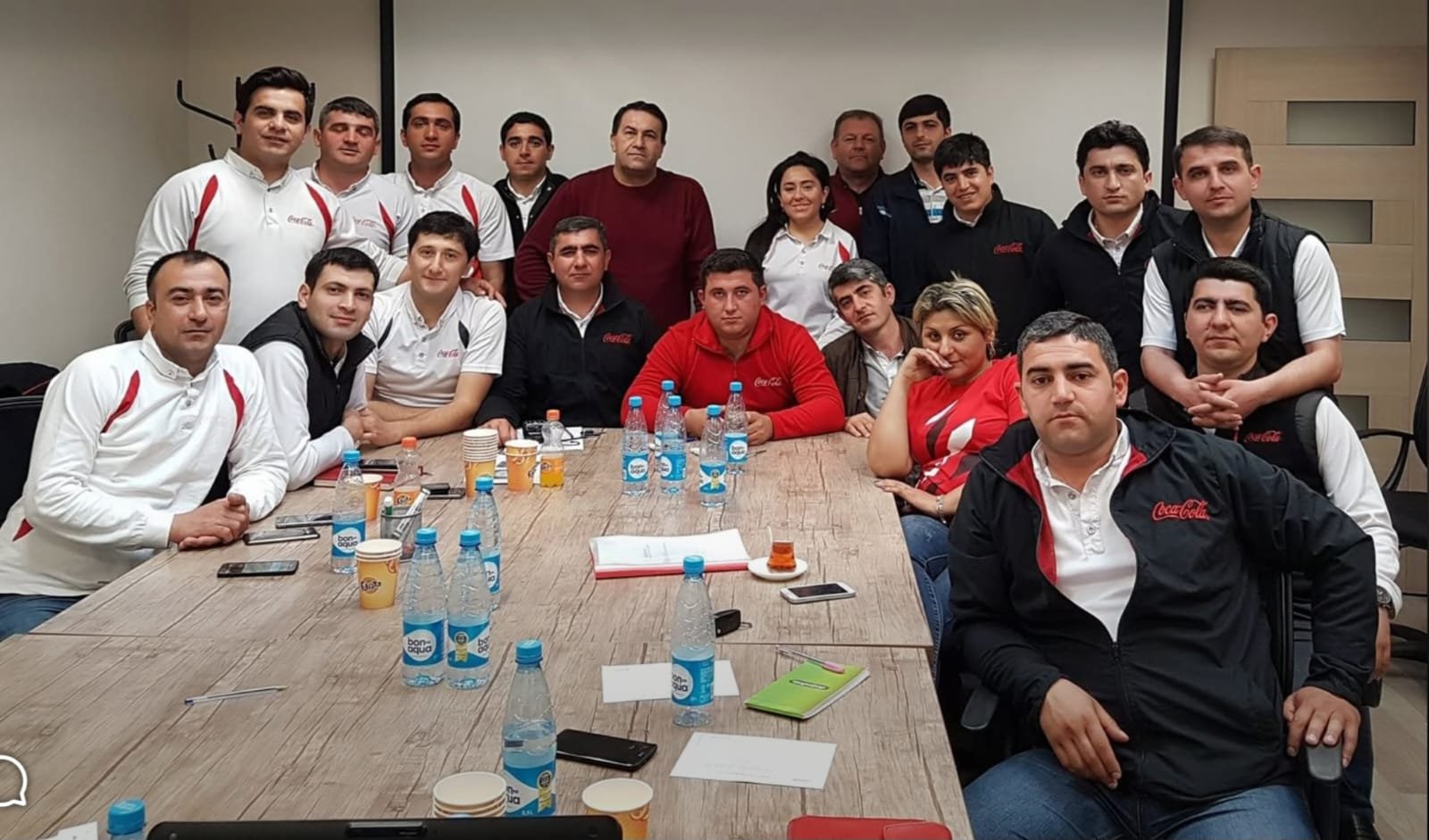 Korporativ sürücü təlimində iştirak edən şirkət komandası
