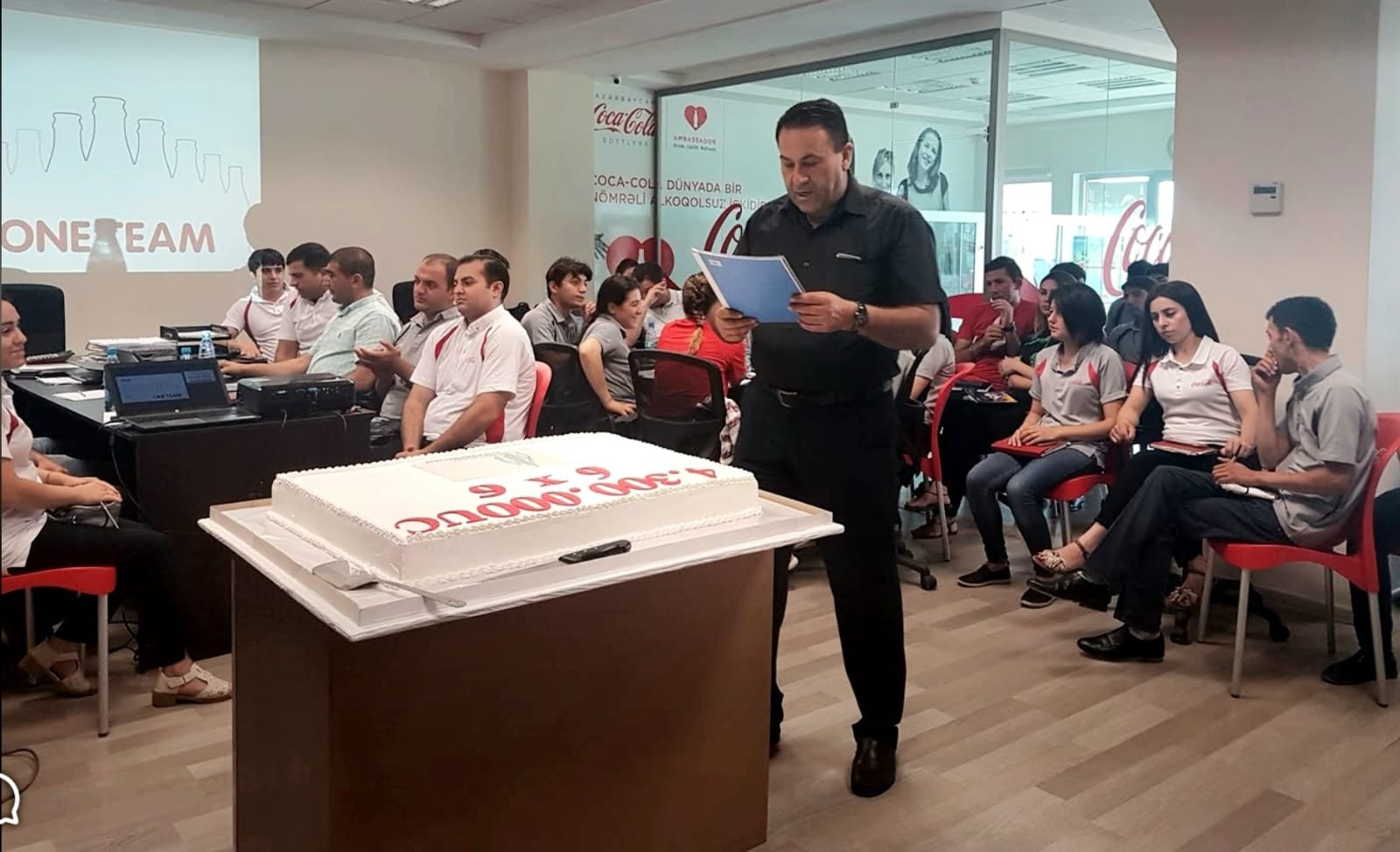 Aqil Rəhimov şirkət əməkdaşları qarşısında korporativ təlim keçir