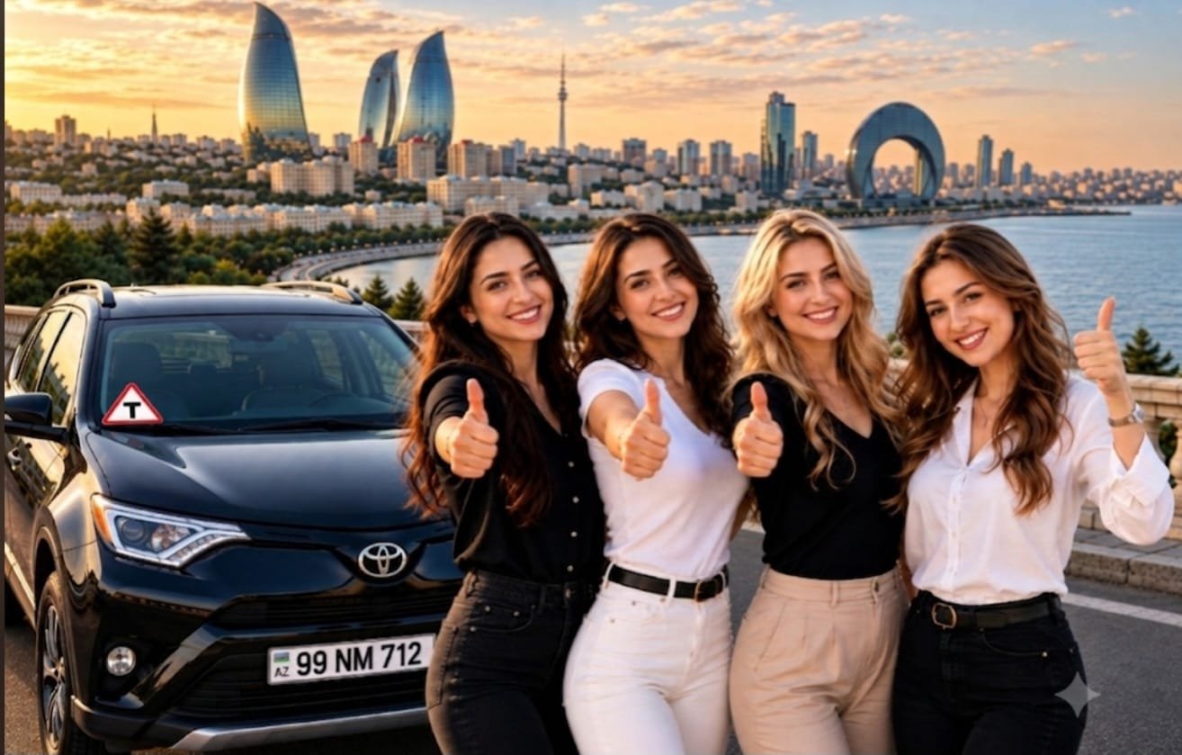 Bakı bulvarında “T” nişanlı Toyota RAV4 təlim avtomobilinin yanında dayanan dörd qadın sürücü