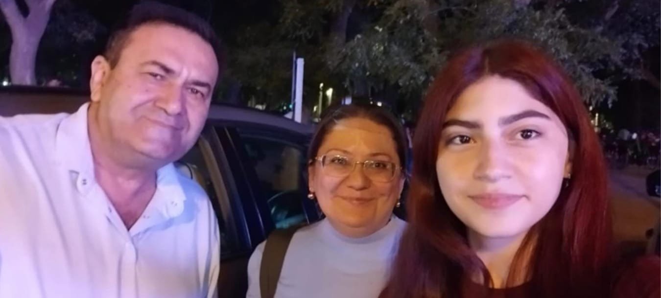 Aqil Rəhimov kurs tələbəsi və ailəsi ilə birlikdə