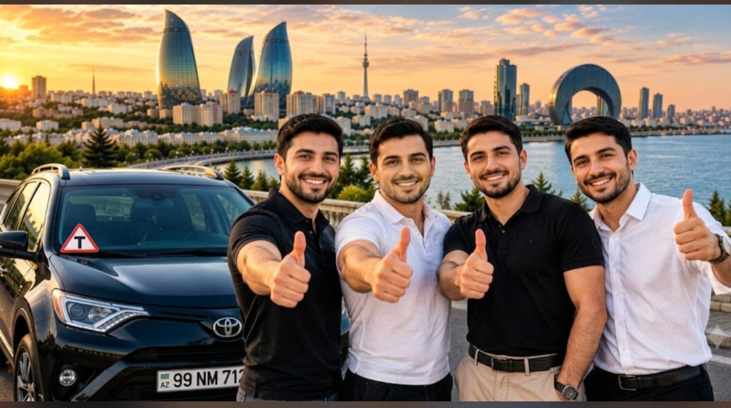 Bakı bulvarında “T” nişanlı Toyota RAV4 təlim avtomobilinin yanında dayanan dörd sürücü